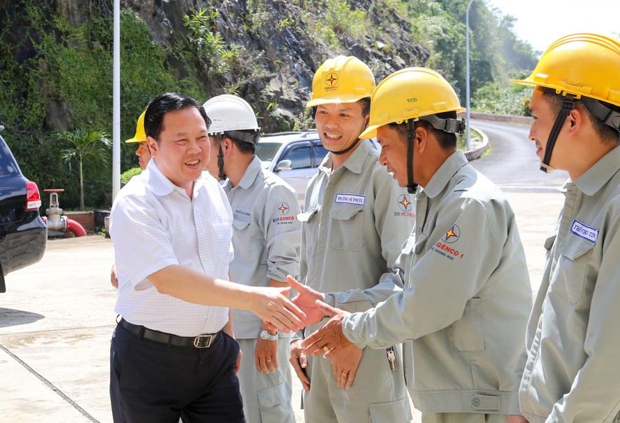 Chủ tịch Nguyễn Hoàng Anh động viên công nhân Nhà máy Thuỷ điện Đồng Nai thuộc Tổng công ty phát điện 1, Tập đoàn Điện lực Việt Nam 