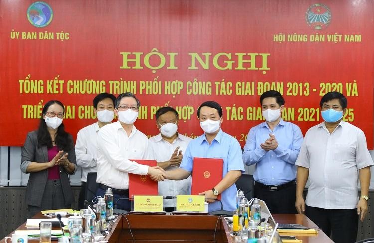 Bộ trưởng, Chủ nhiệm UBDT Hầu A Lềnh và Chủ tịch Trung ương HND Việt Nam Lương Quốc Đoàn ký kết chương trình phối hợp công tác giai đoạn 2021-2025.