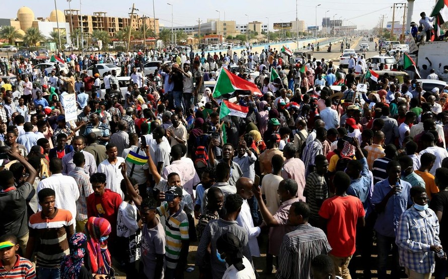 Người dân biểu tình tại Khartoum. Ảnh: Reuters