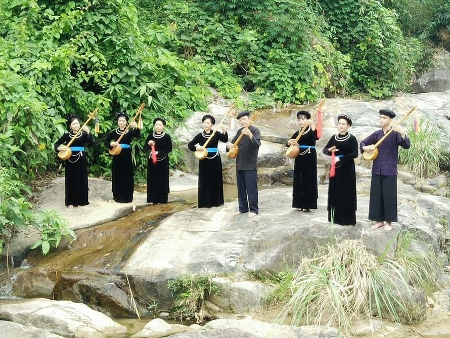 Người dân tộc Tày biểu diễn điệu hát Then tại Tuyên Quang