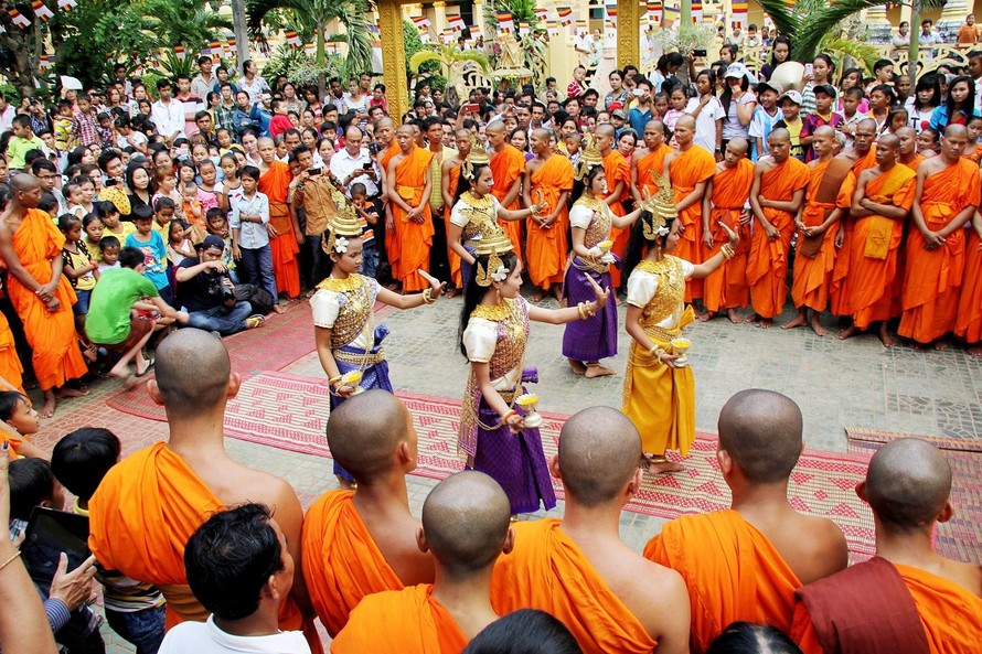 Hoạt động mừng tết Chol Chnam Thmay tại một ngôi chùa Khmer ở Trà Vinh. Ảnh: Duy Quang.