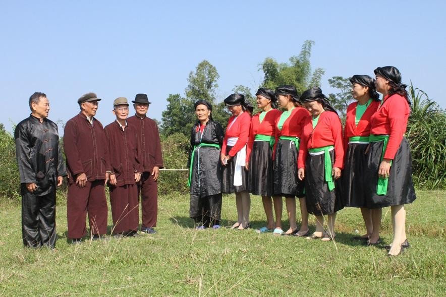 Người Sán Dìu ở xã Bình Dân, huyện Vân Đồn, Quảng Ninh đang hát Soọng cô 