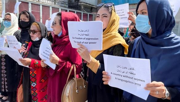 Nhiều phụ nữ xuống đường biểu tình đòi quyền lợi ở Afghanistan vào tháng 9/2021