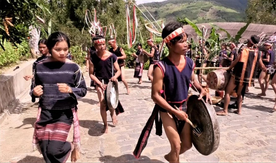 Tiết mục biểu diễn “Mừng lúa mới” của đội cồng chiêng thanh thiếu niên huyện Kbang
