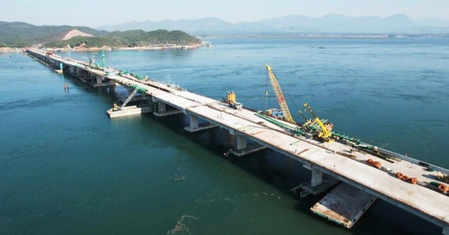 Cầu Vân Tiên là cây cầu dài nhất tỉnh Quảng Ninh chính thức hợp long vào sáng 5/12 (Ảnh: Đ.P.).