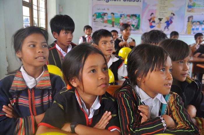 Học sinh được nhà nước đảm bảo sách giáo khoa, tài liệu tham khảo phục vụ việc học tiếng dân tộc thiểu số. Ảnh: Báo Chính phủ
