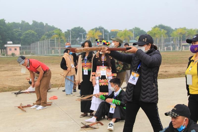 Các VĐV tham gia tranh tài ở môn bắn nỏ tại Hội thi. Ảnh: Báo Dân tộc