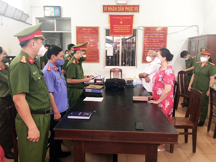 Cơ quan CSĐT Công an Phú Yên đọc lệnh bắt tạm giam bà Ngô Thị Điều về tội trốn thuế - ảnh Huyền Oanh 
