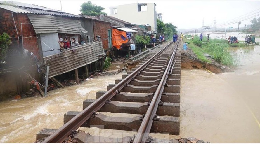 Mưa lũ làm hư hỏng 30m đường ray ở huyện Bình Sơn (Quảng Ngãi)