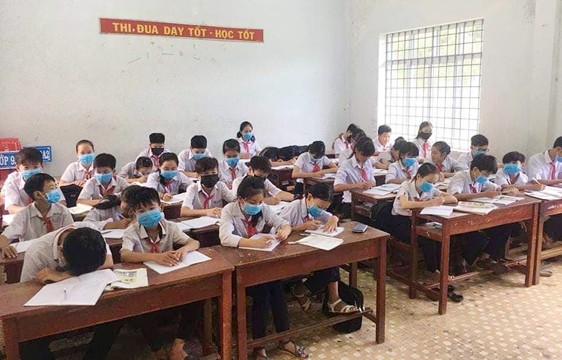 Học sinh trường THCS Cát Trinh phải mang khẩu trang trong giờ học. Ảnh chụp ngày 12/10 người dân cung cấp.