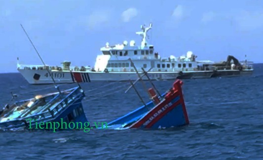 Hình ảnh tàu Trung Quốc mang số hiệu 44101 thả neo cách tàu cá gặp nạn khoảng 1 hải lý, để ngư dân tự tổ chức cứu nạn. Ảnh cắt từ clip trên biển.