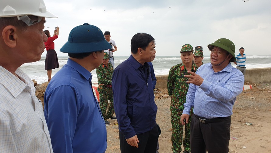 Bộ trưởng NN&PTNT thị sát tỉnh hình phòng chống bão số 6 tại Quảng Ngãi - ảnh Nguyễn Ngọc 
