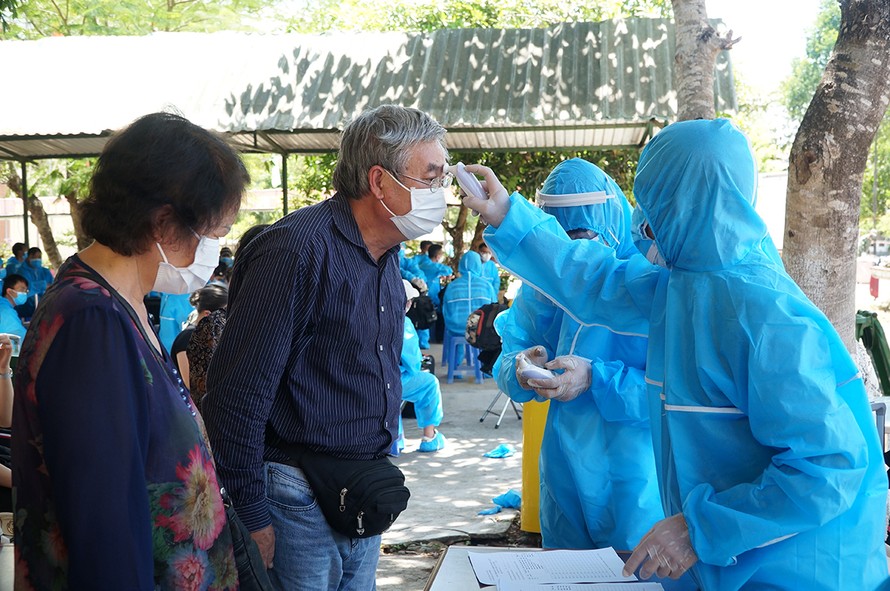 269 công dân Việt Nam từ nước ngoài về Quảng Ngãi được kiểm tra y yế trước khi cách ly - ảnh T.D 