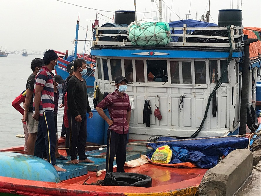 Tàu cá QNg 96571 TS đưa thi thể ngư dân Nguyễn Khanh về cảng Sa Kỳ - ảnh N.N