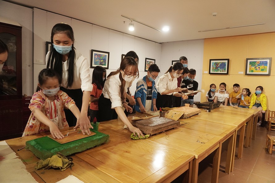 Các em thiếu nhi Đà Nẵng với trải nghiệm làm tranh vải tại Bảo tàng Mỹ thuật - ảnh Đ.T