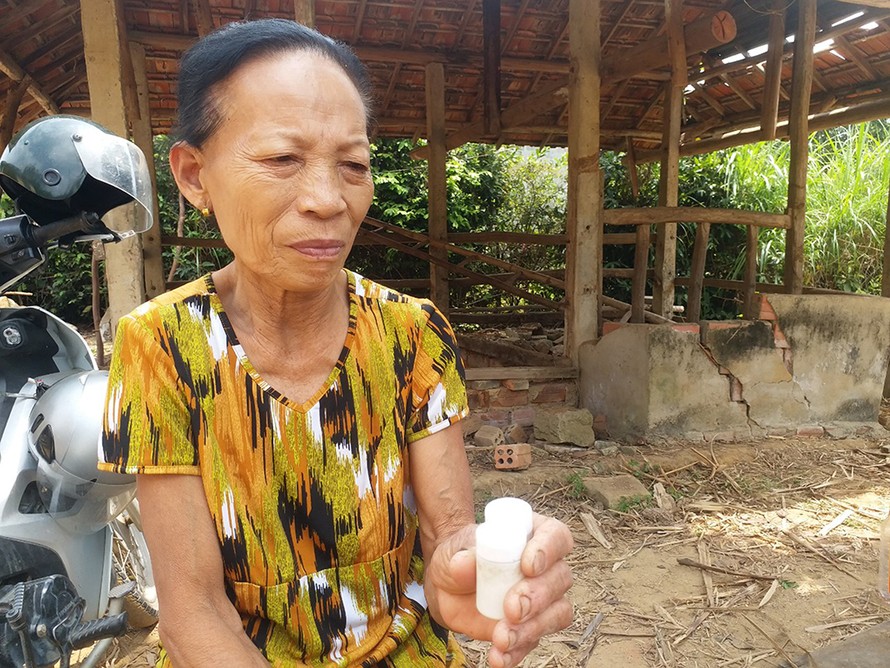 Bà Nhi nói bà ăn chay niệm Phật và xoa thuốc của "thần y" nhưng bệnh vẫn như cũ - ảnh Nguyễn Ngọc 