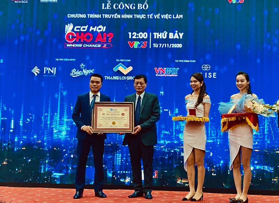 Trao bằng chứng nhận kỷ lục Việt Nam cho chương trình