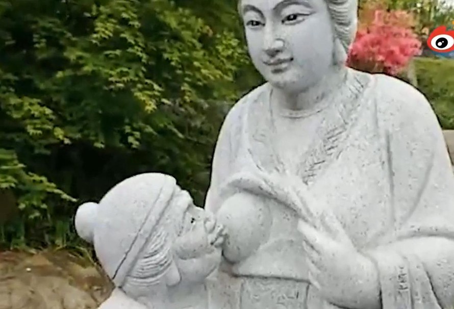 Dư luận Trung Quốc tranh cãi gay gắt về bức tượng con dâu vạch áo cho mẹ chồng bú sữa