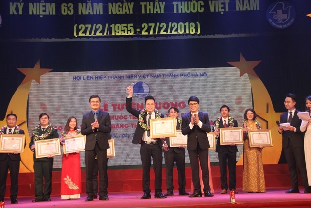 Bí thư T.Ư Đoàn Bùi Quang Huy trao tăng khen thưởng cho các bác sĩ trẻ nhận giải thưởng Đặng Thùy Trâm