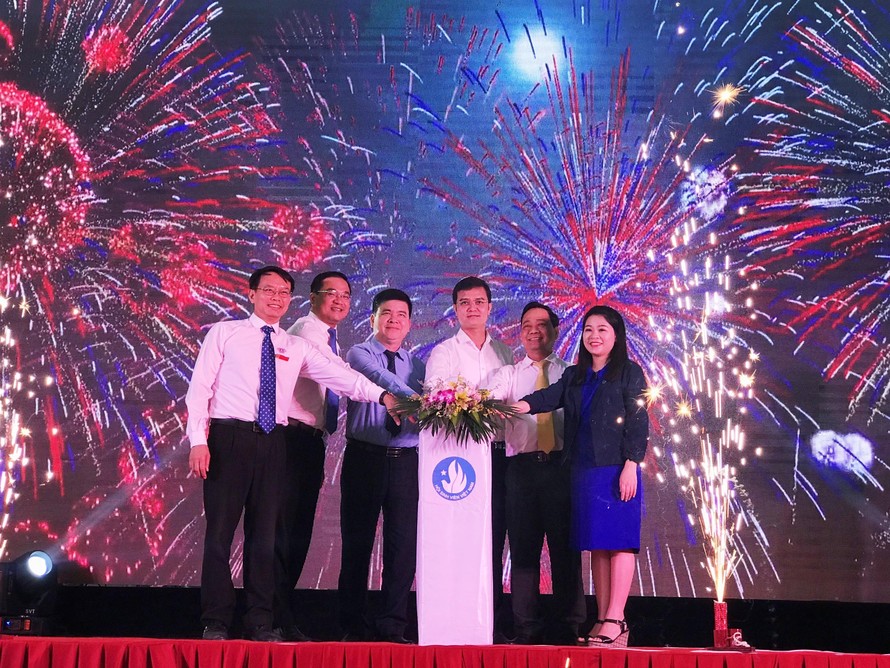 Các đại biểu nhấn nút khai mạc Ngày hội Sinh viên 5 tốt và ngày hội sinh viên sáng tạo TP Hà Nội năm 2019