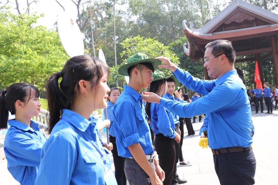 Anh Nguyễn Ngọc Việt, Bí thư Thành Đoàn, Chủ tịch Hội LHTN TP Hà Nội tặng mũ cho các tình nguyện viên