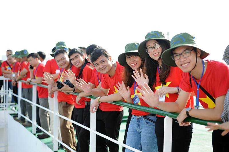 Bí thư T.Ư Đoàn Bùi Quang Huy và các đại biểu tham gia Hành trình Tuổi trẻ vì biển đảo quê hương năm 2018.
