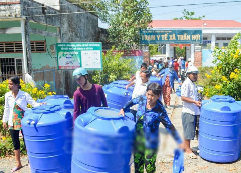Người dân ở các tỉnh miền Tây được hỗ trợ bồn chứa nước ứng phó với hạn hán, xâm nhập mặn.