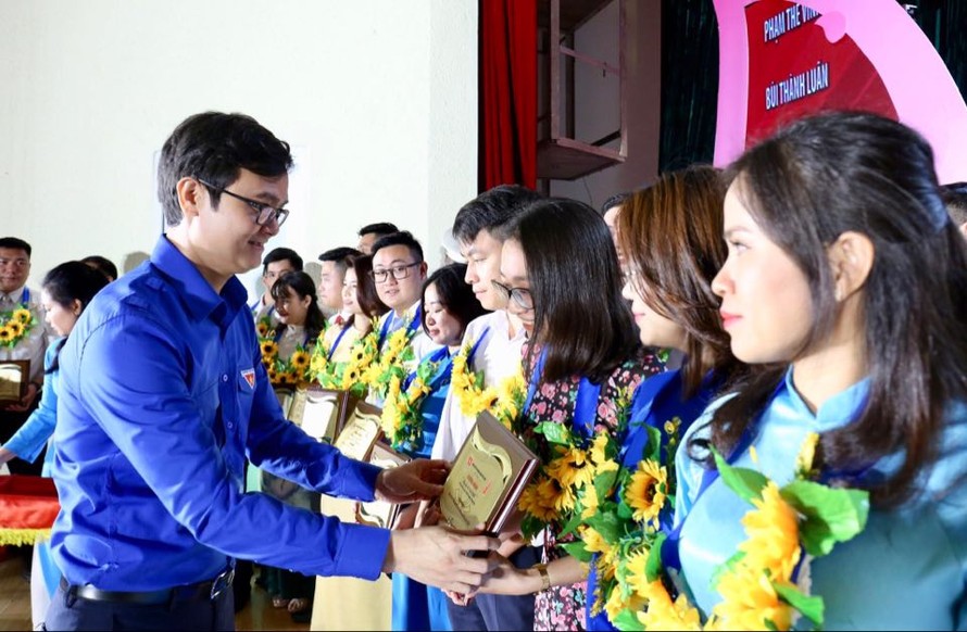 anh Bùi Quang Huy, Bí thư T.Ư Đoàn, Chủ tịch T.Ư Hội SVVN trao tặng phần thưởng cho các đảng viên trẻ tiêu biểu làm theo lời Bác năm 2020. Ảnh: Bảo Anh