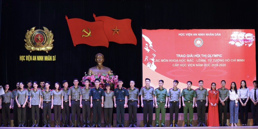 Các đội tham gia tranh tài tại đêm chung kết Hội thi Olympic các môn khoa học Mác - Lênin, tư tưởng Hồ Chí Minh, năm 2020 của Học viện An ninh Nhân dân. 