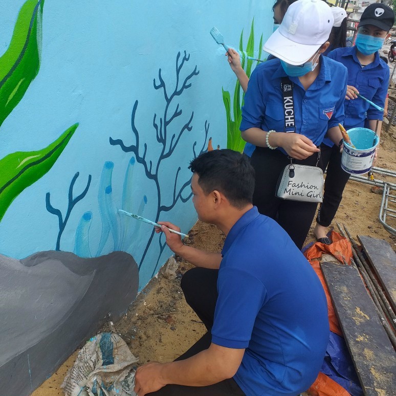 Đoàn viên, thanh niên vẽ tranh tuyên truyền bảo vệ môi trường biển đảo