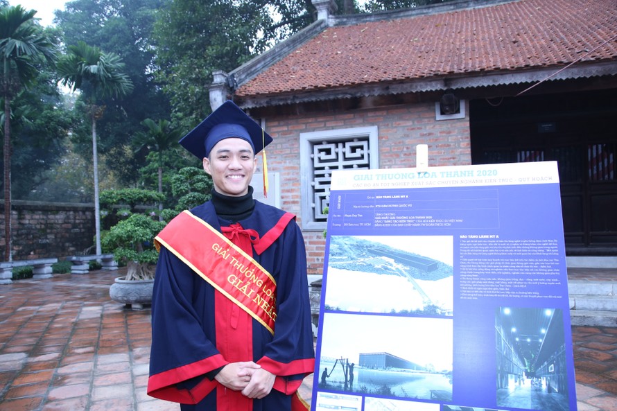 Sinh viên Phạm Duy Tân, trường ĐH Kiến trúc TPHCM bên canh đồ án tốt nghiệp xuất sắc giành giải Nhất giải thưởng Loa Thành năm 2020. Ảnh: Lâm Đăng Hải