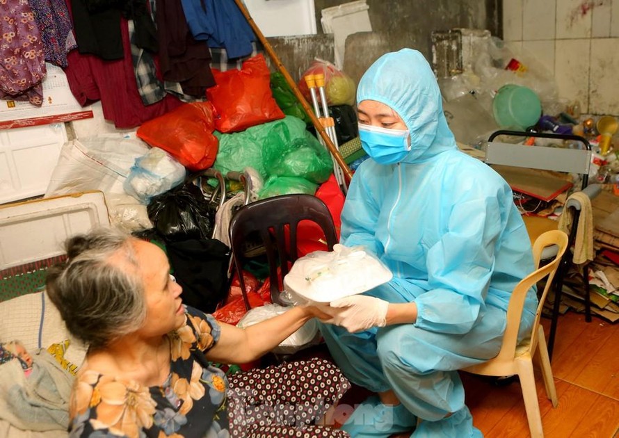 Các suất ăn được tận tay cho người lao động nghèo tại Thủ đô Hà Nội, trong giai đoạn 1 của chương trình Triệu bữa cơm - Hà Nội nghĩa tình. 