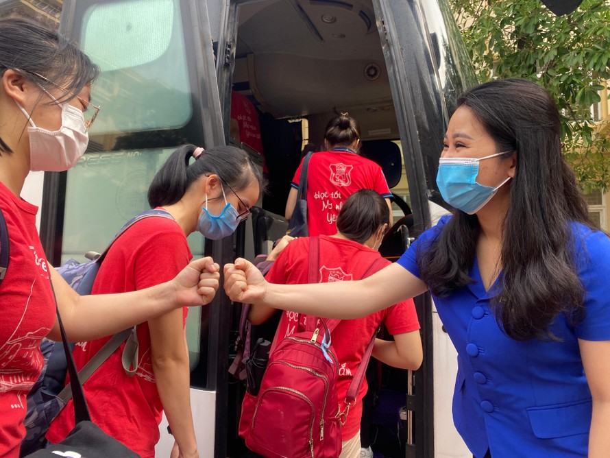 Bí thư Thành Đoàn Hà Nội Chu Hồng Minh chào các bạn sinh viên ĐH Y Hà Nội lên đường lấy mẫu xét nghiệm