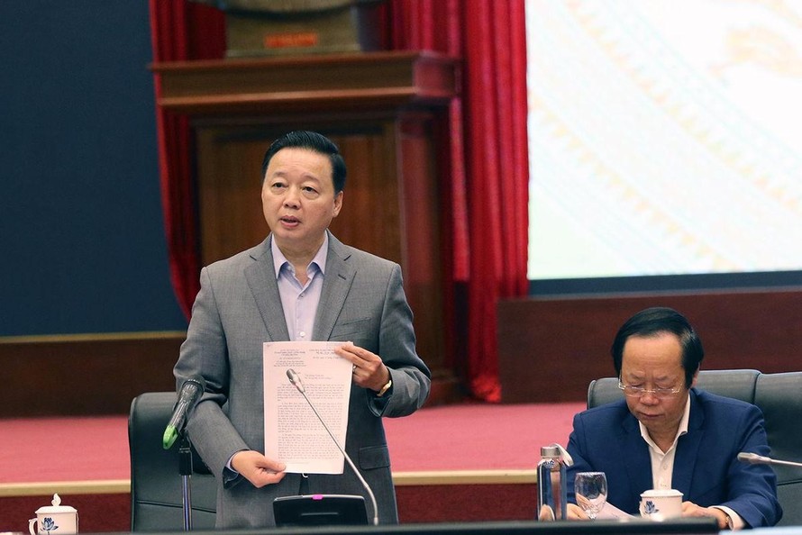 Bộ trưởng Bộ TN&MT Trần Hồng Hà làm việc với các đại diện hội, hiệp hội doanh nghiệp ngày 18/10. Ảnh: Khương Trung