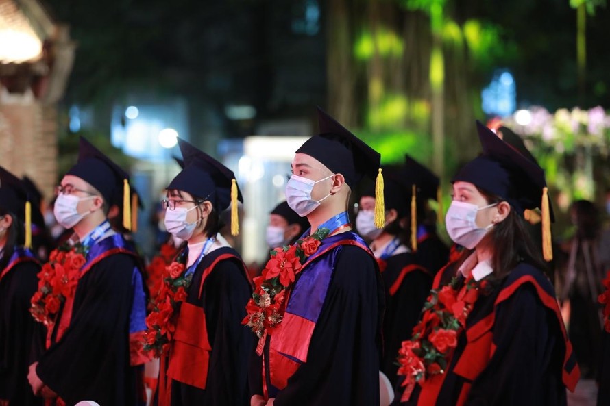 Các thủ khoa xuất sắc tốt nghiệp các trường đại học, cao đẳng được Thành phố Hà Nội tuyên dương năm 2021. Ảnh: Bảo Anh