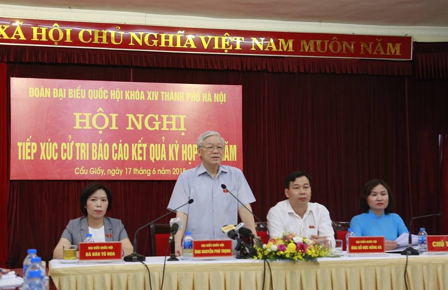Tổng Bí thư Nguyễn Phú Trọng cùng các ĐBQH đoàn Hà Nội tiếp xúc cử tri tại quận Cầu Giấy. Ảnh VT