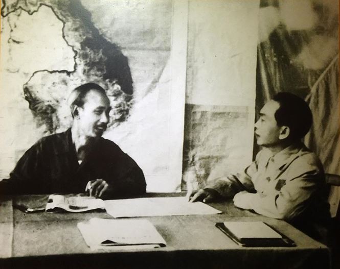 Chủ tịch Hồ Chí Minh giao nhiệm vụ cho Đại tướng Võ Nguyên Giáp trước khi chiến dịch Điện Biên Phủ diễn ra. Ảnh tư liệu