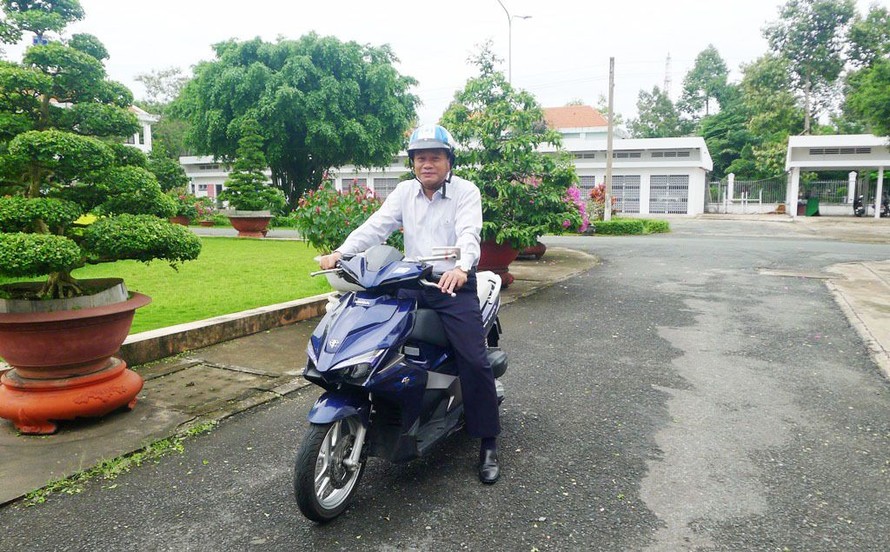Ông Nguyễn Văn Dương - Chủ tịch UBND tỉnh Đồng Tháp tự đi xe máy đến nhiệm sở. Ảnh: Dân Trí