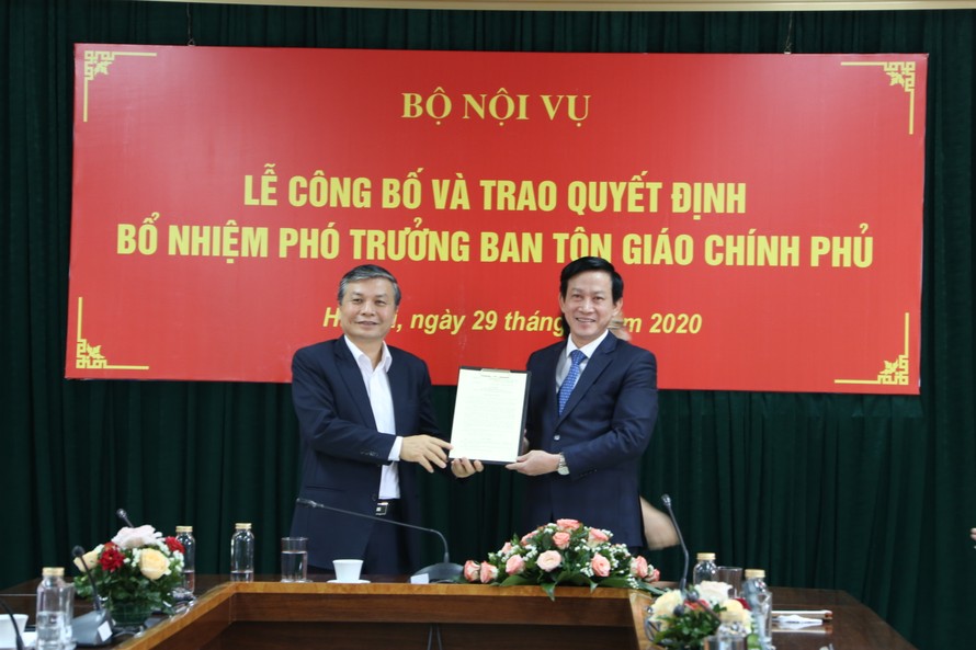 Lãnh đạo Bộ Nội vụ trao Quyết định bổ nhiệm Phó Trưởng ban Ban Tôn giáo Chính phủ cho ông Nguyễn Ánh Chức. Ảnh BNV