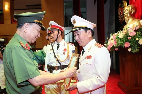 Bộ trưởng Tô Lâm trao Quyết định bổ nhiệm Thứ trưởng Bộ Công an cho ông Trần Quốc Tỏ.