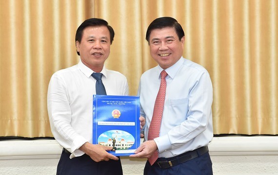 Chủ tịch UBND TPHCM Nguyễn Thành Phong trao quyết định và chúc mừng đồng chí Nguyễn Hữu Tín. Ảnh CP 