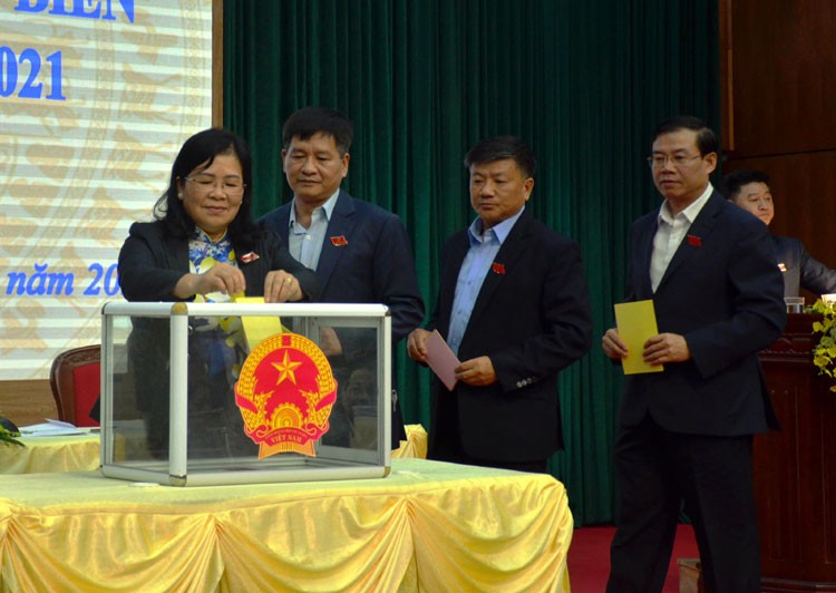Các đại biểu HĐND tỉnh bỏ phiếu bầu chức danh Phó Chủ tịch UBND tỉnh. Ảnh: Báo Điện Biên Phủ