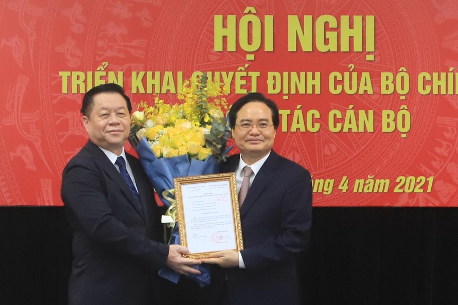 Trưởng Ban Tuyên giáo Trung ương Nguyễn Trọng Nghĩa trao quyết định cho ông Phùng Xuân Nhạ 