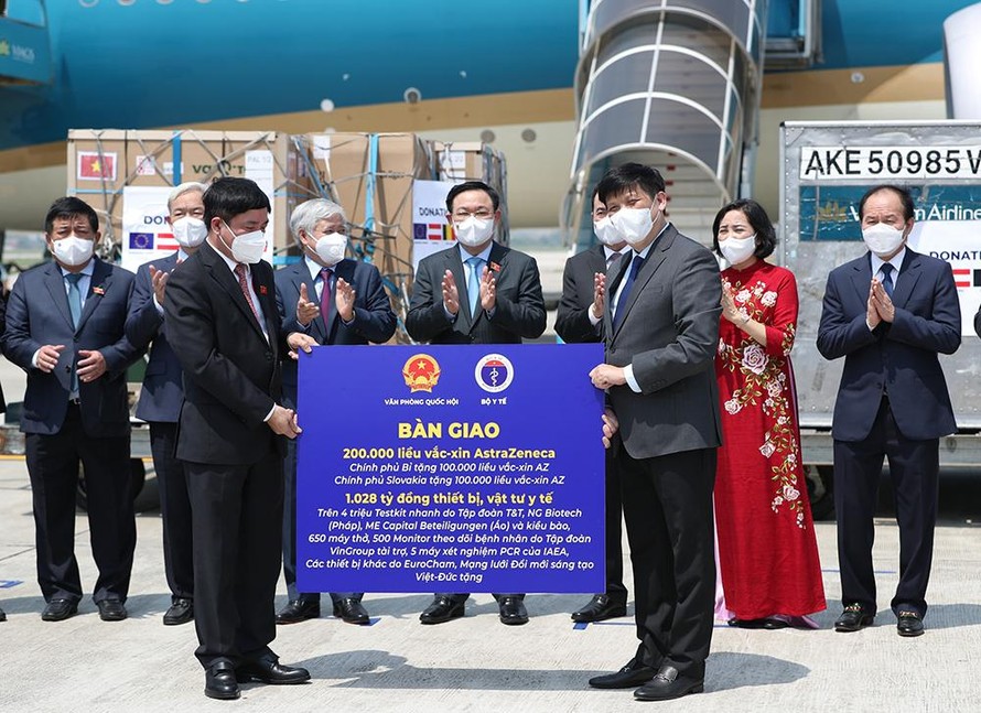 Tại sân bay Nội Bài đã diễn ra lễ bàn giao vắc xin, thiết bị, vật tư y tế và kinh phí được ủng hộ trong chuyến công tác châu Âu của Đoàn đại biểu cấp cao Quốc hội Việt Nam. Ảnh Như Ý