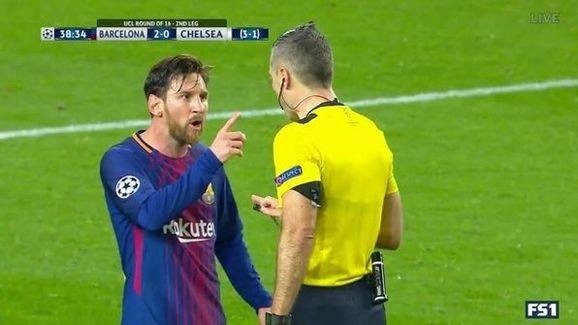 Messi chỉ tay vào trọng tài trong trận Barca thắng Chelsea. 