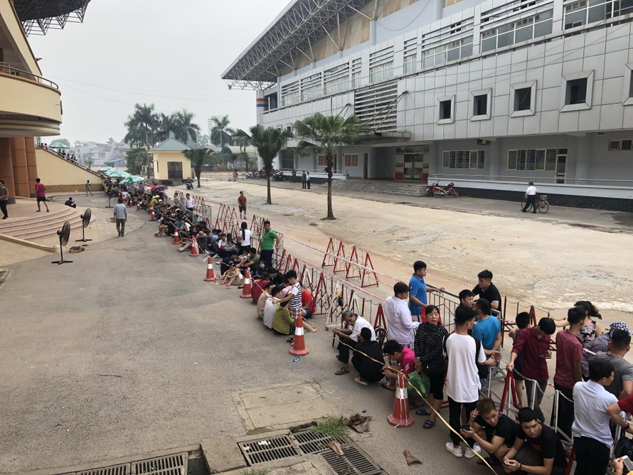 Có rất đông người hâm mộ đến xếp hàng để đợi mua vé trận đấu từ sáng nay. Ảnh:Báo Phú Thọ Điện tử, 