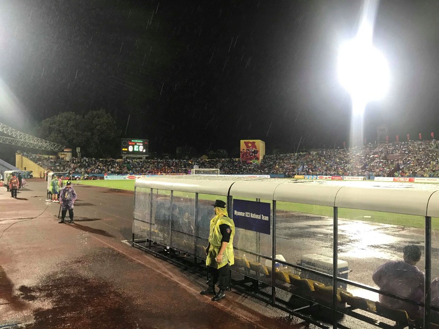 Trận U23 Việt Nam vs U23 Myanmar bị gián đoạn do... sấm sét