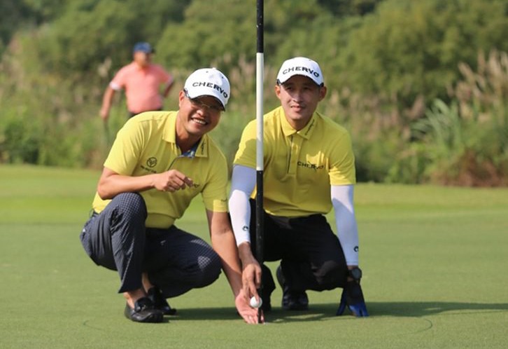 Golfer Nguyễn Hữu Hoàng (trái) và Trưởng BTC giải - HS Golf Việt Nam - Phạm Viết Thắng tại hố giành HIO 
