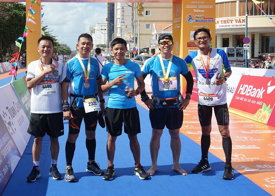 Anh Lê Văn Dương (giữa) tham dự Tiền Phong Marathon 2019 ở Vũng Tàu. 