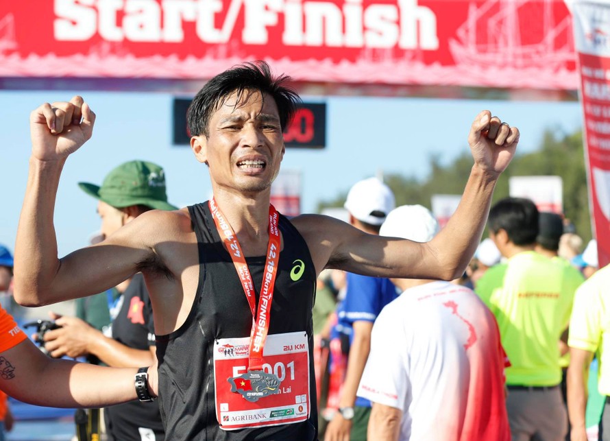Nguyễn Văn Lai lập cứ đúp HCV cự ly 21 km tại Tiền Phong Marathon